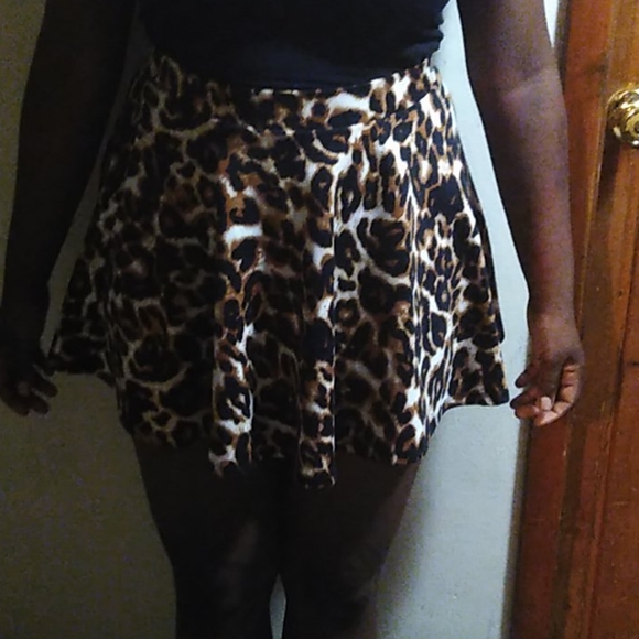 Cheetah print mini skirt - Picture 3 of 6